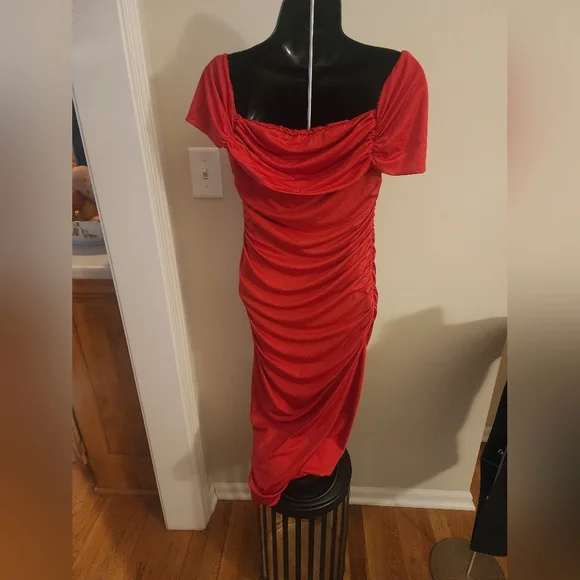 LL - Elegant Red Off-Shoulder Dress Large - Picture 2 of 3